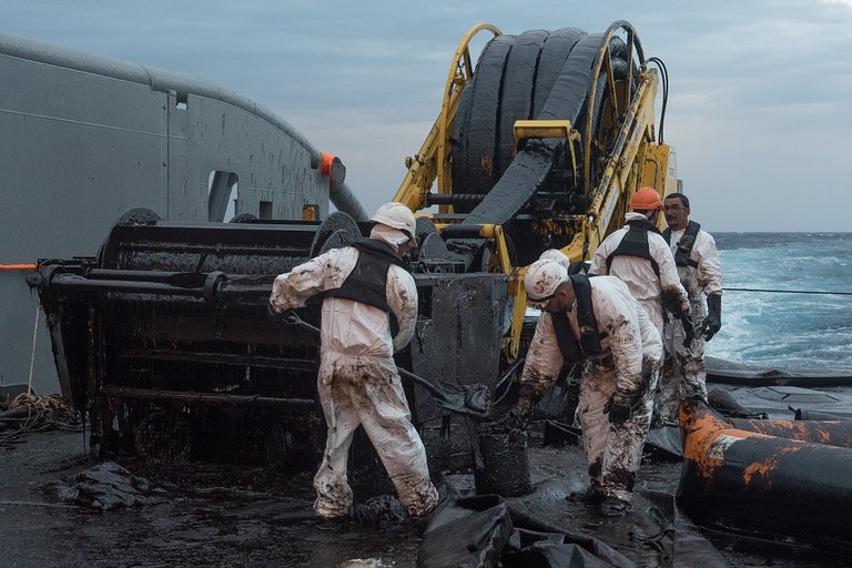Nettoyage du transrec et de sa tête d'écrémage aprés avoir ramasser du pétrole, en mer Méditerranée, le 16 octobre 2018.