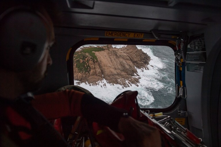 Le plongeur hélicoptère (PLH) de l'hélicoptère Dauphin de la 35F scrute la mer à la recherche de boulette en soutien au Bâtiment de Soutien et d'Assistance de Dépollution (BSAD) Jason. L'hélicoptère est d'alerte SAR (Search and Rescue), c'est pourquoi un plongeur hélicoptère est paré à intervenir.